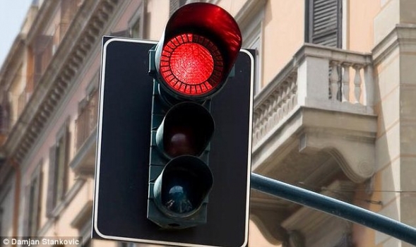 ‘Dead red’ law passes in Indiana - Motorcyclists permitted to drive through red light after two minutes if undetected