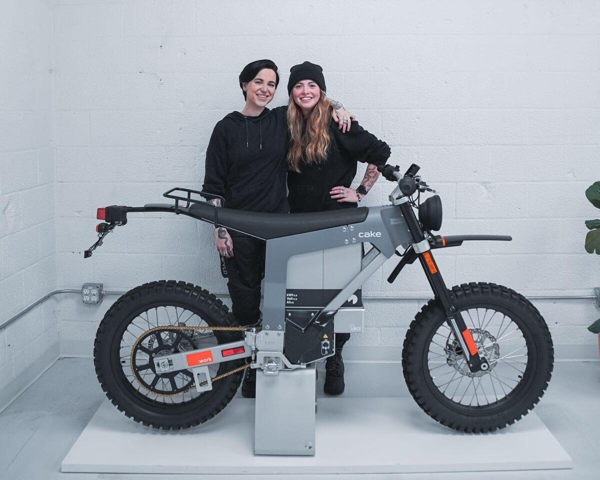 Two girls cross the USA on an electric motorbike: second continent for Cake! – Electric